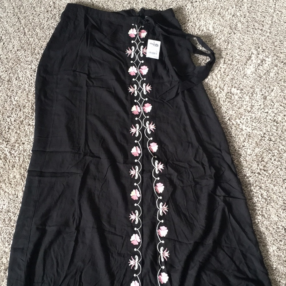 NWT Charlotte Russe Black Slit Maxi Skirt with Pink 🌸Flowers